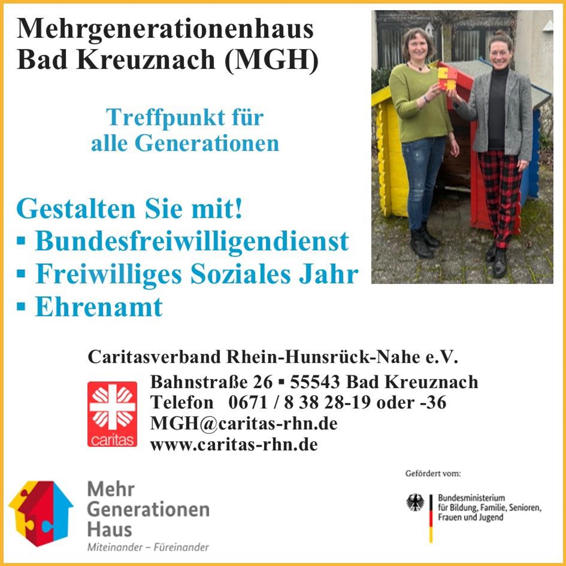 zwei Frauen stehen nebeneinander vor einem kleinen bunten Spielhaus. Sie halten ein Mini-Spielhaus in ihrer Hand.
Neben und unter dem Foto steht der Text zu Suche von Freiwilligendienst-Leistern bzw. Ehrenamtlichen.